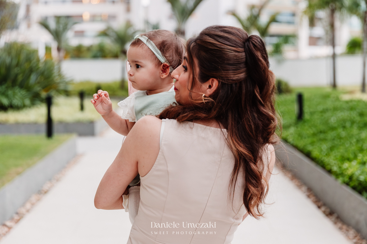 Fotógrafa de aniversário infantil em Mogi das Cruzes registrando o 1 aninho da Eloise, celebração em família com decoração da Cerejeira Decora e momentos cheios de afeto por Dani Umezaki