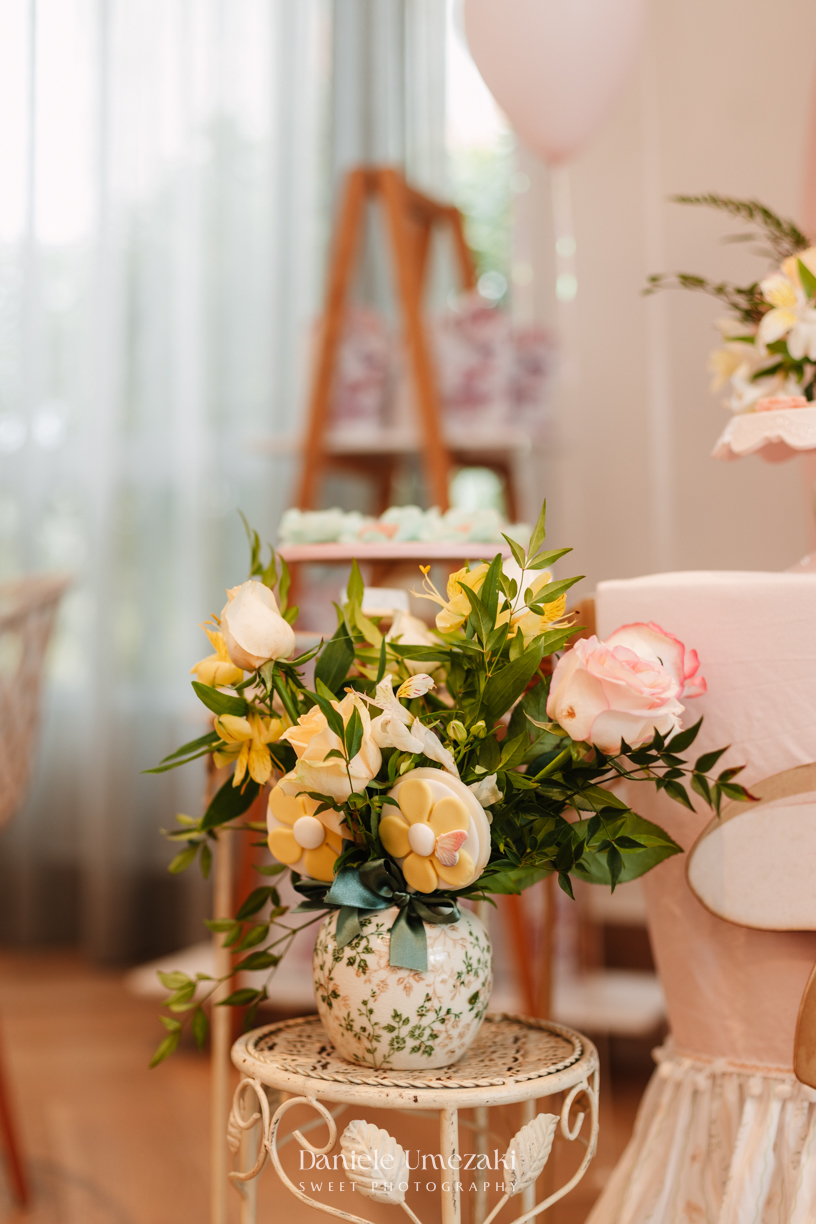 Fotografia de aniversário infantil em Mogi das Cruzes do 1 aninho da Eloise, festa leve e cheia de amor em família, registrada por Dani Umezaki com decoração delicada da Cerejeira Decora.