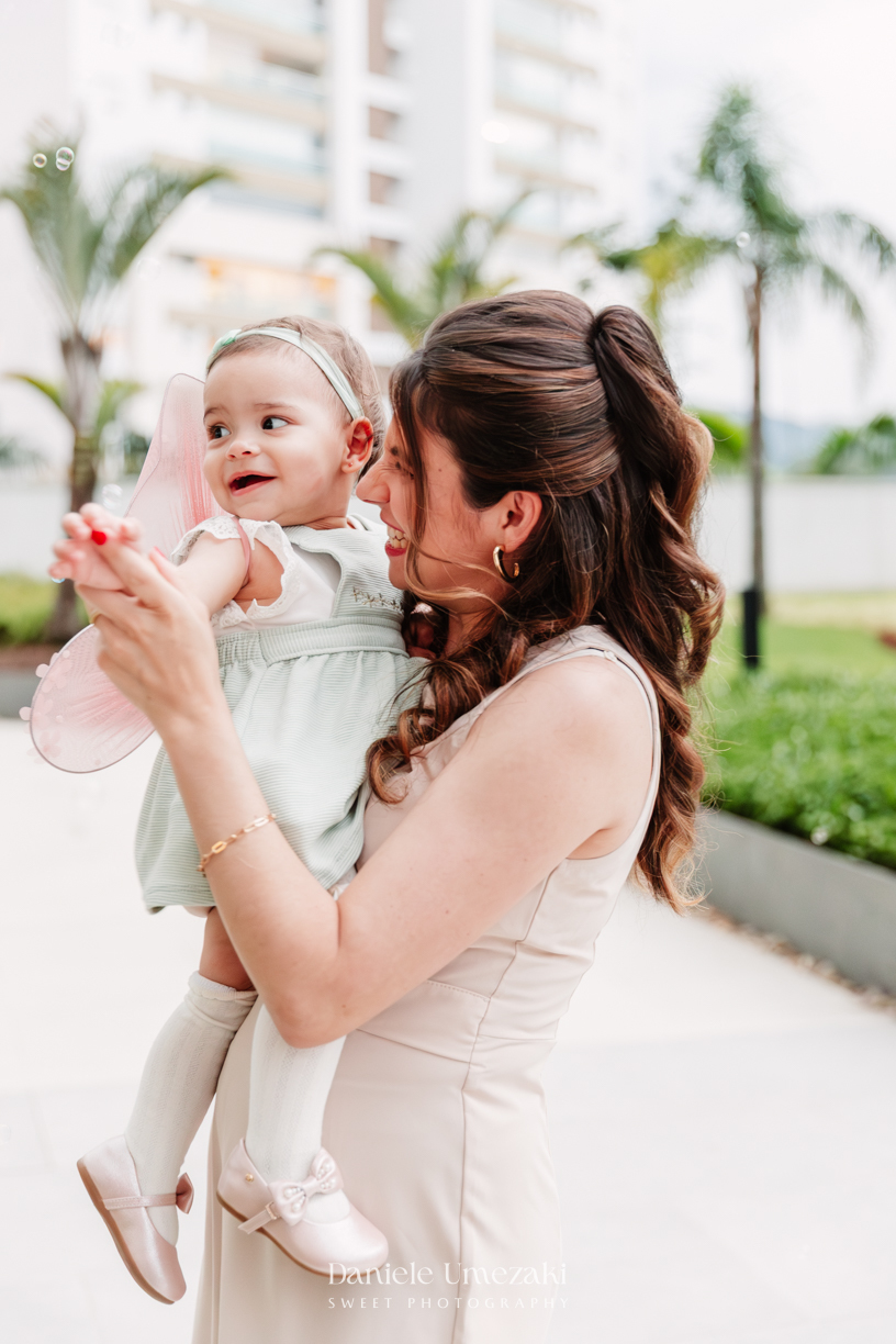 Fotógrafa de aniversário infantil em Mogi das Cruzes registrando o 1 aninho da Eloise, celebração em família com decoração da Cerejeira Decora e momentos cheios de afeto por Dani Umezaki
