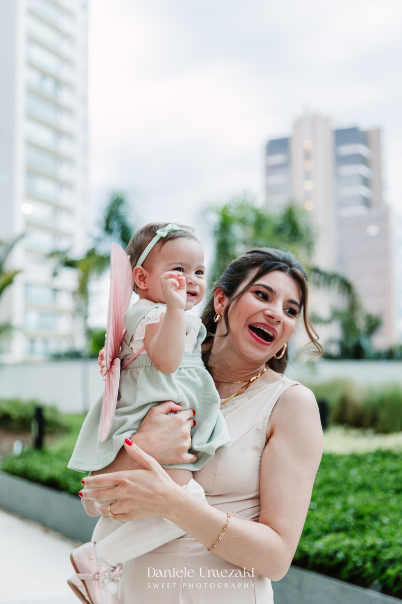 Fotógrafa de aniversário infantil em Mogi das Cruzes registrando o 1 aninho da Eloise, celebração em família com decoração da Cerejeira Decora e momentos cheios de afeto por Dani Umezaki