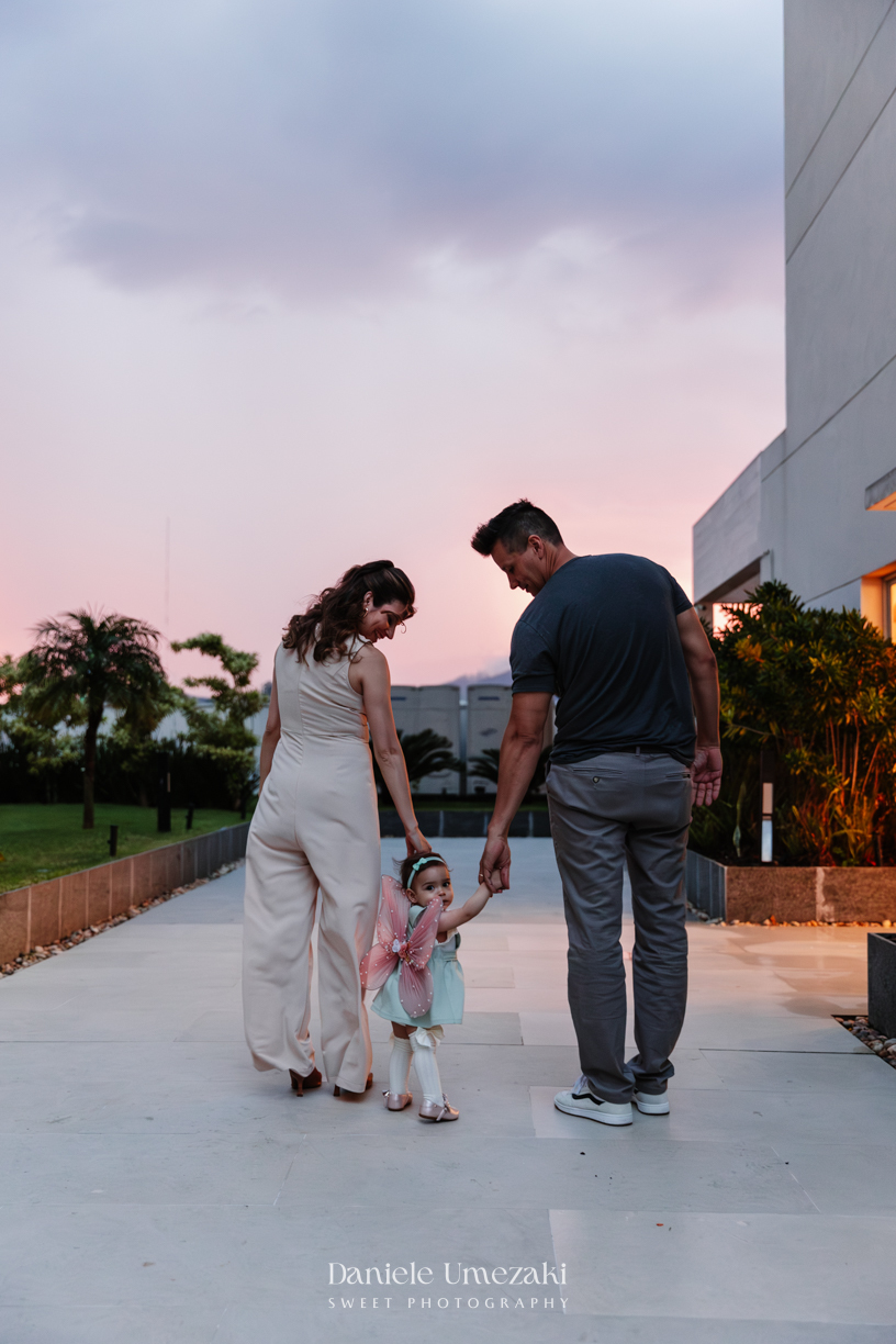 Fotógrafa de aniversário infantil em Mogi das Cruzes registrando o 1 aninho da Eloise, celebração em família com decoração da Cerejeira Decora e momentos cheios de afeto por Dani Umezaki