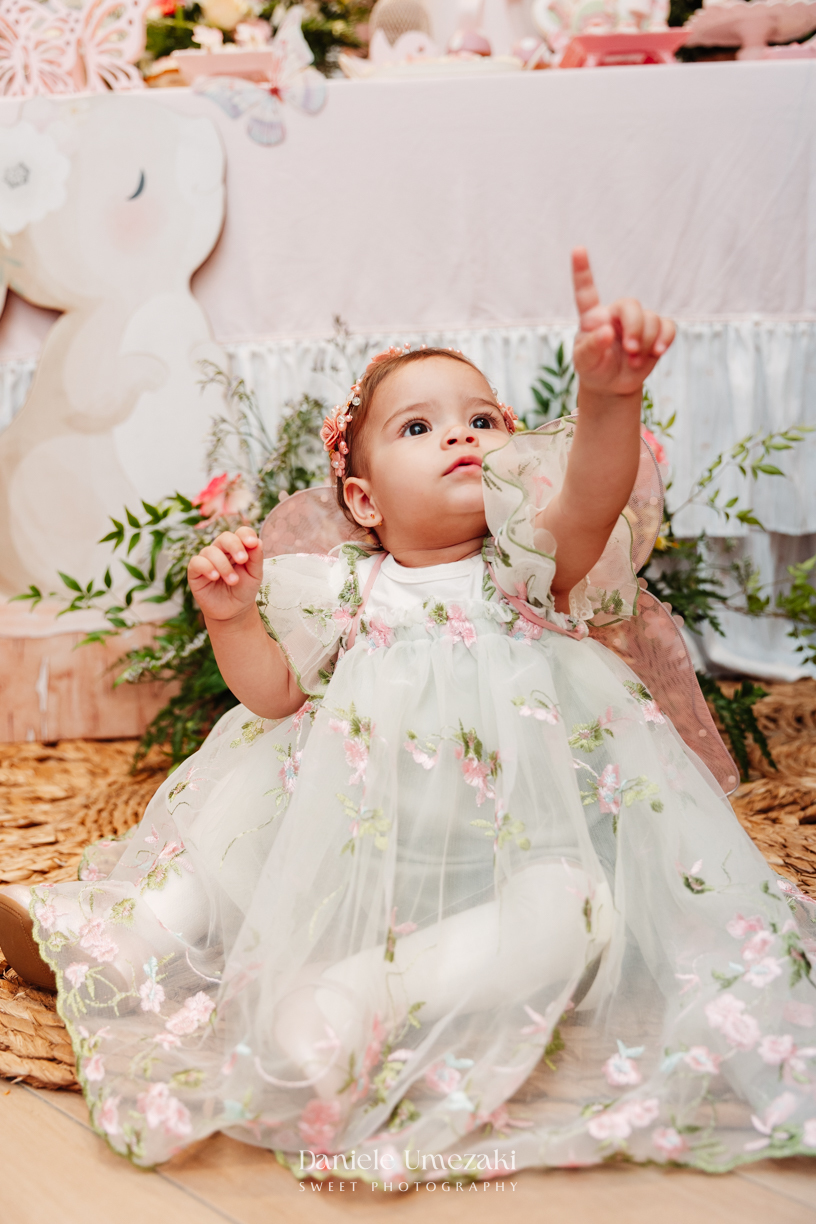 Fotógrafa de aniversário infantil em Mogi das Cruzes registrando o 1 aninho da Eloise, celebração em família com decoração da Cerejeira Decora e momentos cheios de afeto por Dani Umezaki
