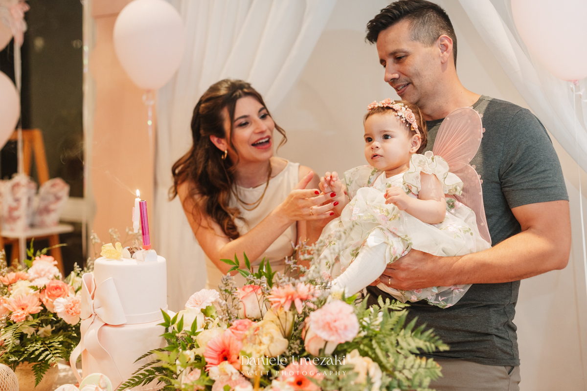 Fotógrafa de aniversário infantil em Mogi das Cruzes registrando o 1 aninho da Eloise, celebração em família com decoração da Cerejeira Decora e momentos cheios de afeto por Dani Umezaki
