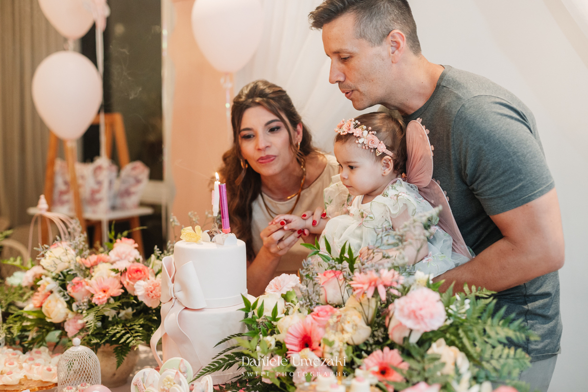 Fotógrafa de aniversário infantil em Mogi das Cruzes registrando o 1 aninho da Eloise, celebração em família com decoração da Cerejeira Decora e momentos cheios de afeto por Dani Umezaki