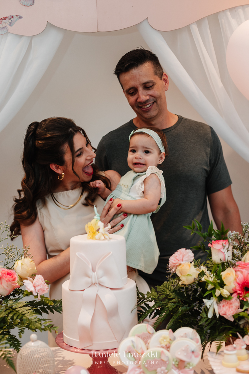 Fotógrafa de aniversário infantil em Mogi das Cruzes registrando o 1 aninho da Eloise, celebração em família com decoração da Cerejeira Decora e momentos cheios de afeto por Dani Umezaki