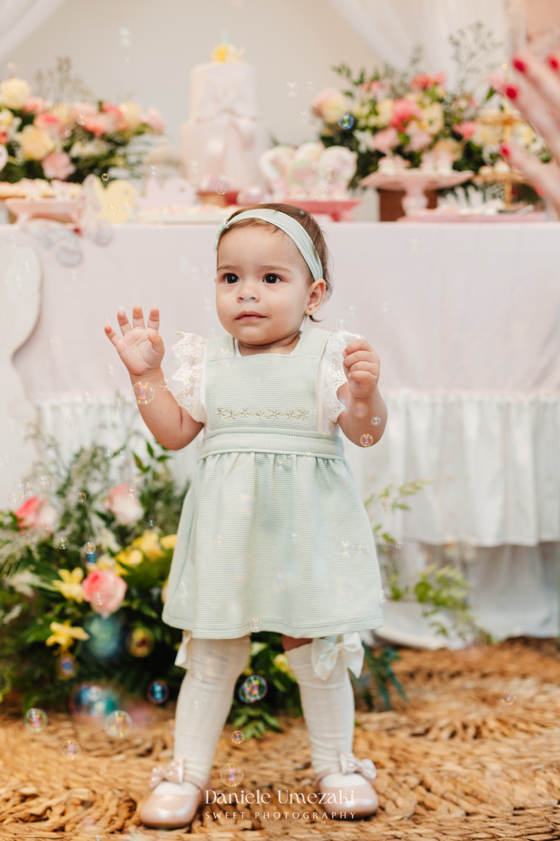 Fotógrafa de aniversário infantil em Mogi das Cruzes registrando o 1 aninho da Eloise, celebração em família com decoração da Cerejeira Decora e momentos cheios de afeto por Dani Umezaki