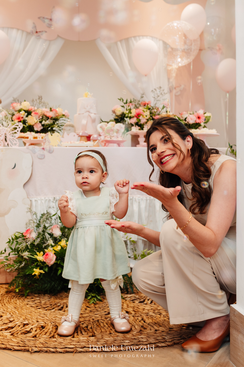 Fotógrafa de aniversário infantil em Mogi das Cruzes registrando o 1 aninho da Eloise, celebração em família com decoração da Cerejeira Decora e momentos cheios de afeto por Dani Umezaki