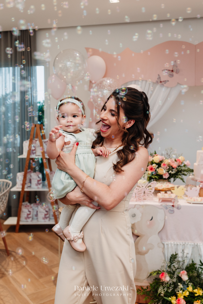 Fotógrafa de aniversário infantil em Mogi das Cruzes registrando o 1 aninho da Eloise, celebração em família com decoração da Cerejeira Decora e momentos cheios de afeto por Dani Umezaki