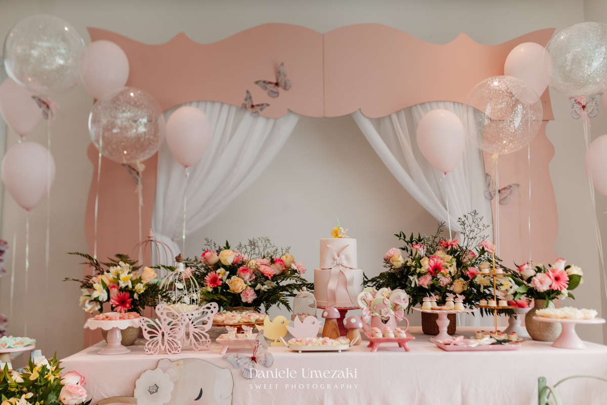 Fotografia de aniversário infantil em Mogi das Cruzes do 1 aninho da Eloise, festa leve e cheia de amor em família, registrada por Dani Umezaki com decoração delicada da Cerejeira Decora.
