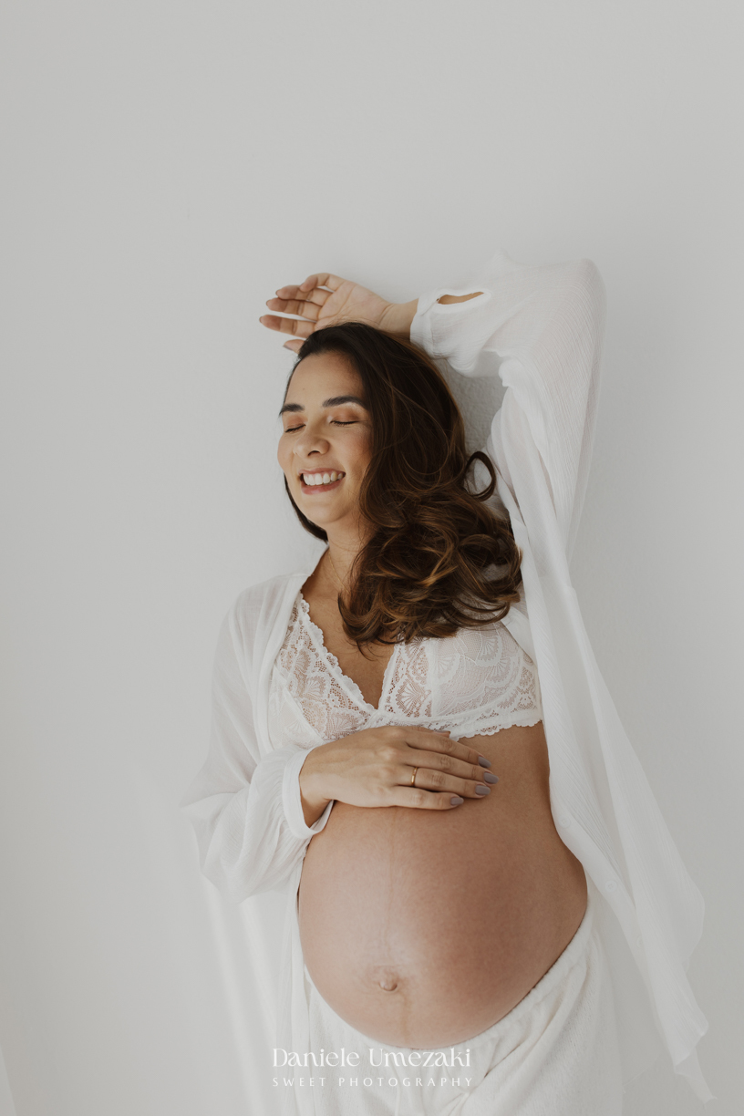 Ensaio gestante em estúdio em Mogi das Cruzes realizado por Dani Umezaki. Registros leves, naturais e atemporais da Bruna à espera do Arthur, valorizando a conexão da família e a beleza da gestação