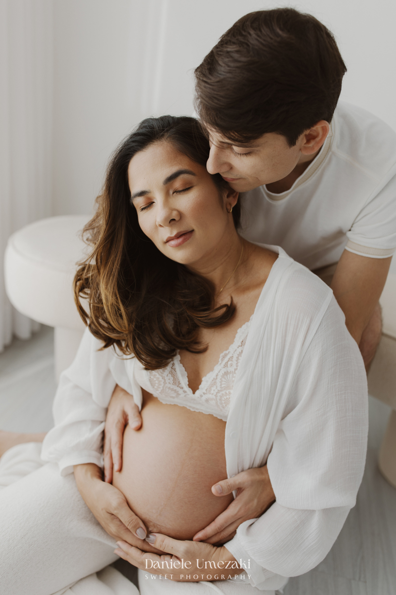 Ensaio gestante em estúdio em Mogi das Cruzes realizado por Dani Umezaki. Registros leves, naturais e atemporais da Bruna à espera do Arthur, valorizando a conexão da família e a beleza da gestação