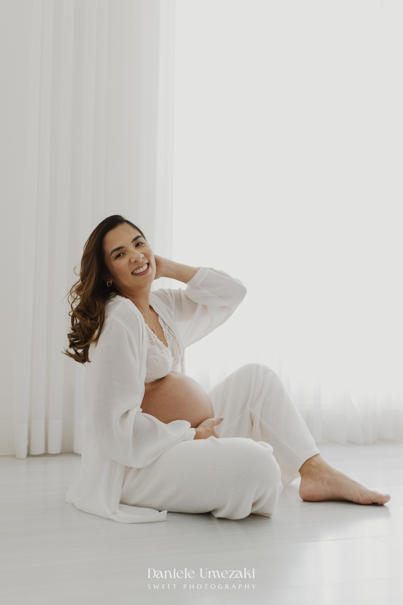 Ensaio gestante em estúdio em Mogi das Cruzes realizado por Dani Umezaki. Registros leves, naturais e atemporais da Bruna à espera do Arthur, valorizando a conexão da família e a beleza da gestação