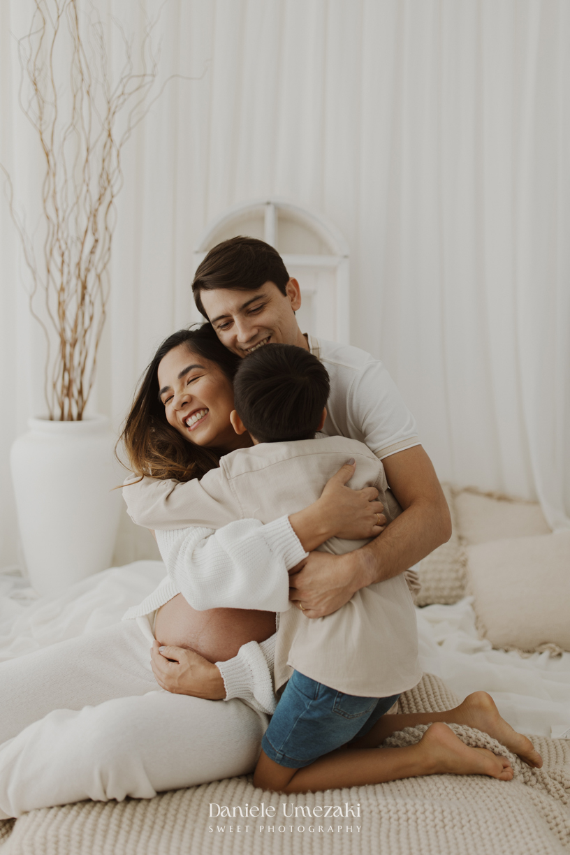 Ensaio gestante em estúdio em Mogi das Cruzes realizado por Dani Umezaki. Registros leves, naturais e atemporais da Bruna à espera do Arthur, valorizando a conexão da família e a beleza da gestação