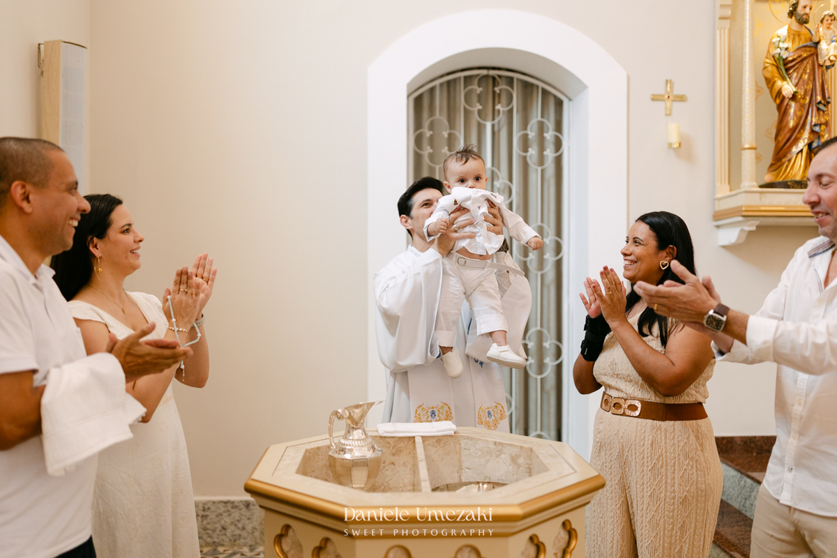 Batizado do Joaquim na Igreja do Socorro em Mogi das Cruzes, registrado por Dani Umezaki. Fotografias de batismo católico com foco na fé, na família e nos momentos mais emocionantes da celebração
