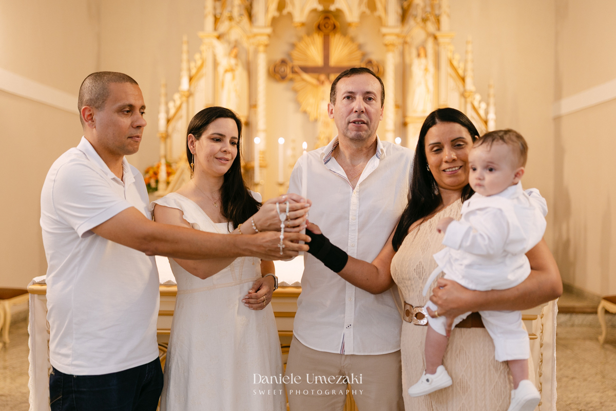 Batizado do Joaquim na Igreja do Socorro em Mogi das Cruzes, registrado por Dani Umezaki. Fotografias de batismo católico com foco na fé, na família e nos momentos mais emocionantes da celebração