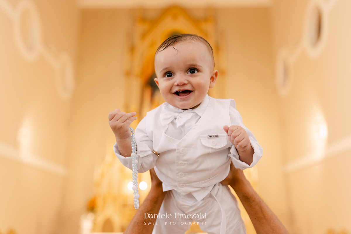 Batizado do Joaquim na Igreja do Socorro em Mogi das Cruzes, registrado por Dani Umezaki. Fotografias de batismo católico com foco na fé, na família e nos momentos mais emocionantes da celebração