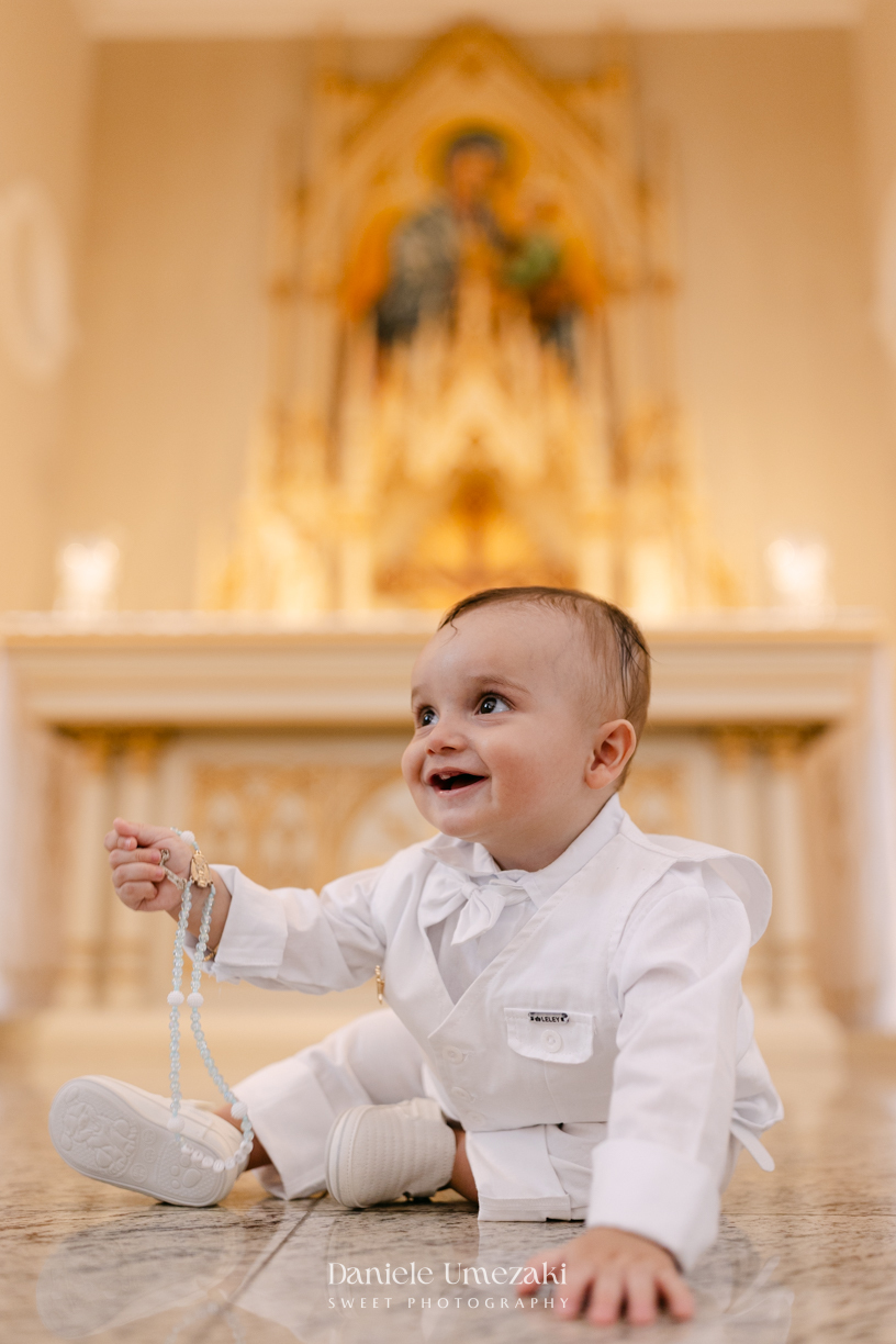 Batizado do Joaquim na Igreja do Socorro em Mogi das Cruzes, registrado por Dani Umezaki. Fotografias de batismo católico com foco na fé, na família e nos momentos mais emocionantes da celebração