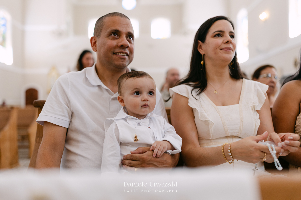 Batizado do Joaquim na Igreja do Socorro em Mogi das Cruzes, registrado por Dani Umezaki. Fotografias de batismo católico com foco na fé, na família e nos momentos mais emocionantes da celebração