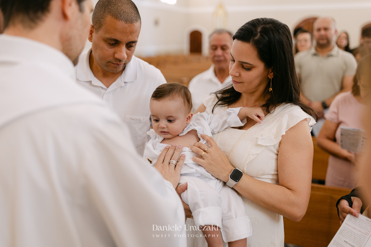 Batizado do Joaquim na Igreja do Socorro em Mogi das Cruzes, registrado por Dani Umezaki. Fotografias de batismo católico com foco na fé, na família e nos momentos mais emocionantes da celebração