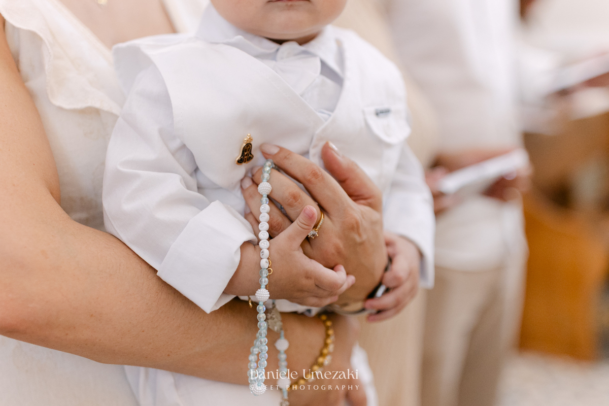 Batizado do Joaquim na Igreja do Socorro em Mogi das Cruzes, registrado por Dani Umezaki. Fotografias de batismo católico com foco na fé, na família e nos momentos mais emocionantes da celebração