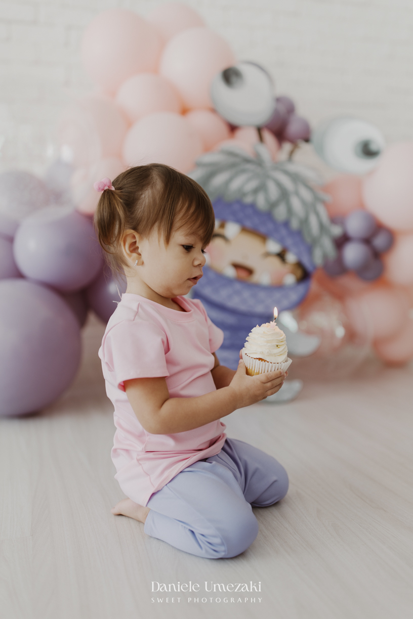 Ensaio infantil da Ayla comemorando 2 anos em estúdio em Mogi das Cruzes, com cenário inspirado na Boo de Monstros S.A. Fotografias leves, divertidas e cheias de personalidade por Dani Umezaki.