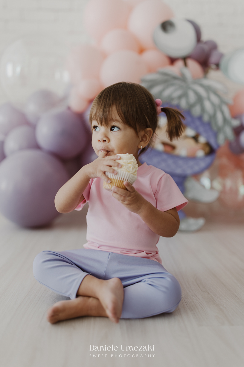 Ensaio infantil da Ayla comemorando 2 anos em estúdio em Mogi das Cruzes, com cenário inspirado na Boo de Monstros S.A. Fotografias leves, divertidas e cheias de personalidade por Dani Umezaki.