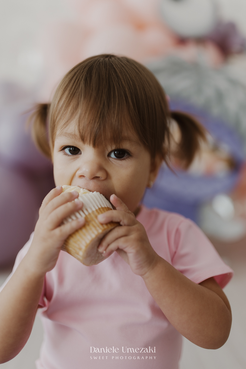 Ensaio infantil da Ayla comemorando 2 anos em estúdio em Mogi das Cruzes, com cenário inspirado na Boo de Monstros S.A. Fotografias leves, divertidas e cheias de personalidade por Dani Umezaki.