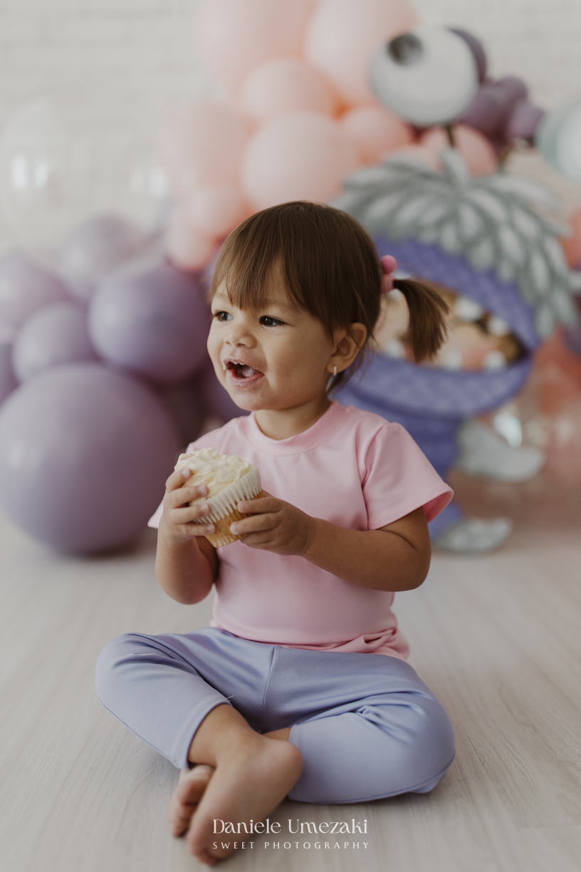 Ensaio infantil da Ayla comemorando 2 anos em estúdio em Mogi das Cruzes, com cenário inspirado na Boo de Monstros S.A. Fotografias leves, divertidas e cheias de personalidade por Dani Umezaki.