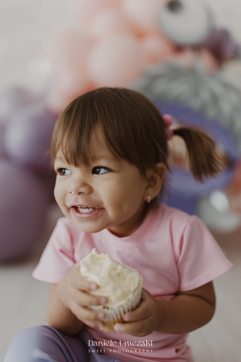 Ensaio infantil da Ayla comemorando 2 anos em estúdio em Mogi das Cruzes, com cenário inspirado na Boo de Monstros S.A. Fotografias leves, divertidas e cheias de personalidade por Dani Umezaki.
