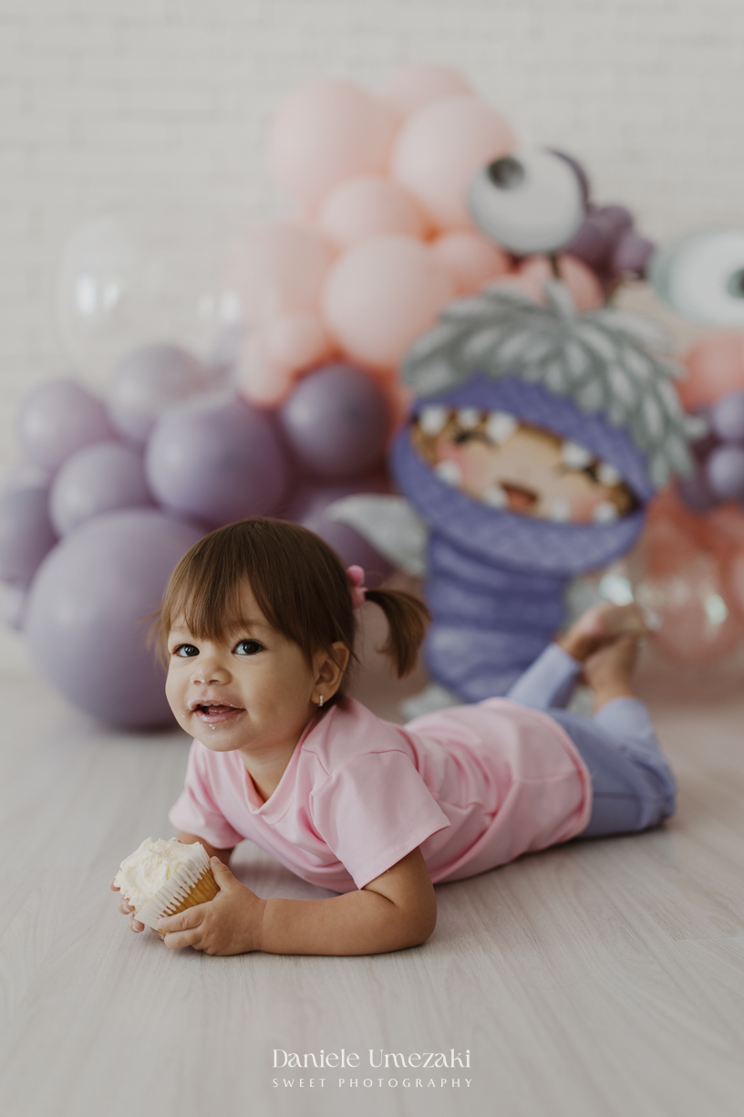 Ensaio infantil da Ayla comemorando 2 anos em estúdio em Mogi das Cruzes, com cenário inspirado na Boo de Monstros S.A. Fotografias leves, divertidas e cheias de personalidade por Dani Umezaki.