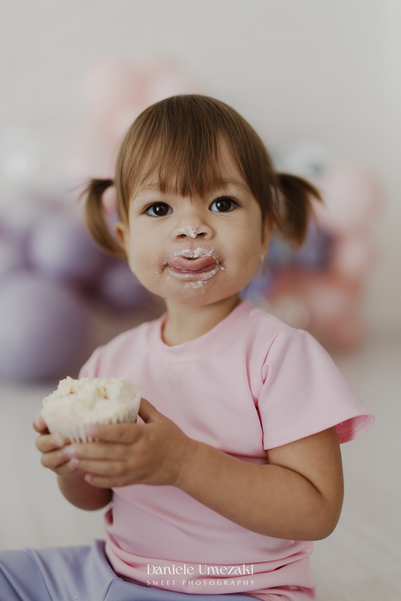 Ensaio infantil da Ayla comemorando 2 anos em estúdio em Mogi das Cruzes, com cenário inspirado na Boo de Monstros S.A. Fotografias leves, divertidas e cheias de personalidade por Dani Umezaki.