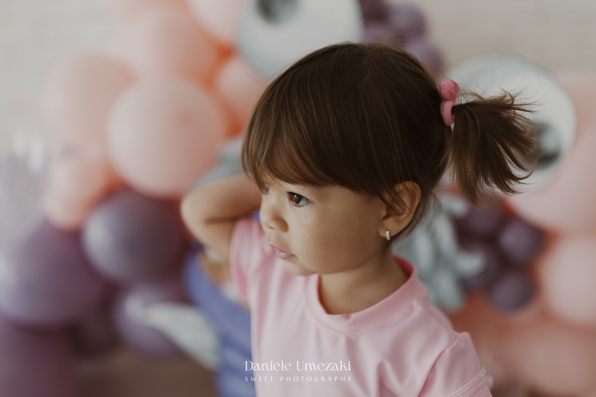 Ensaio infantil da Ayla comemorando 2 anos em estúdio em Mogi das Cruzes, com cenário inspirado na Boo de Monstros S.A. Fotografias leves, divertidas e cheias de personalidade por Dani Umezaki.