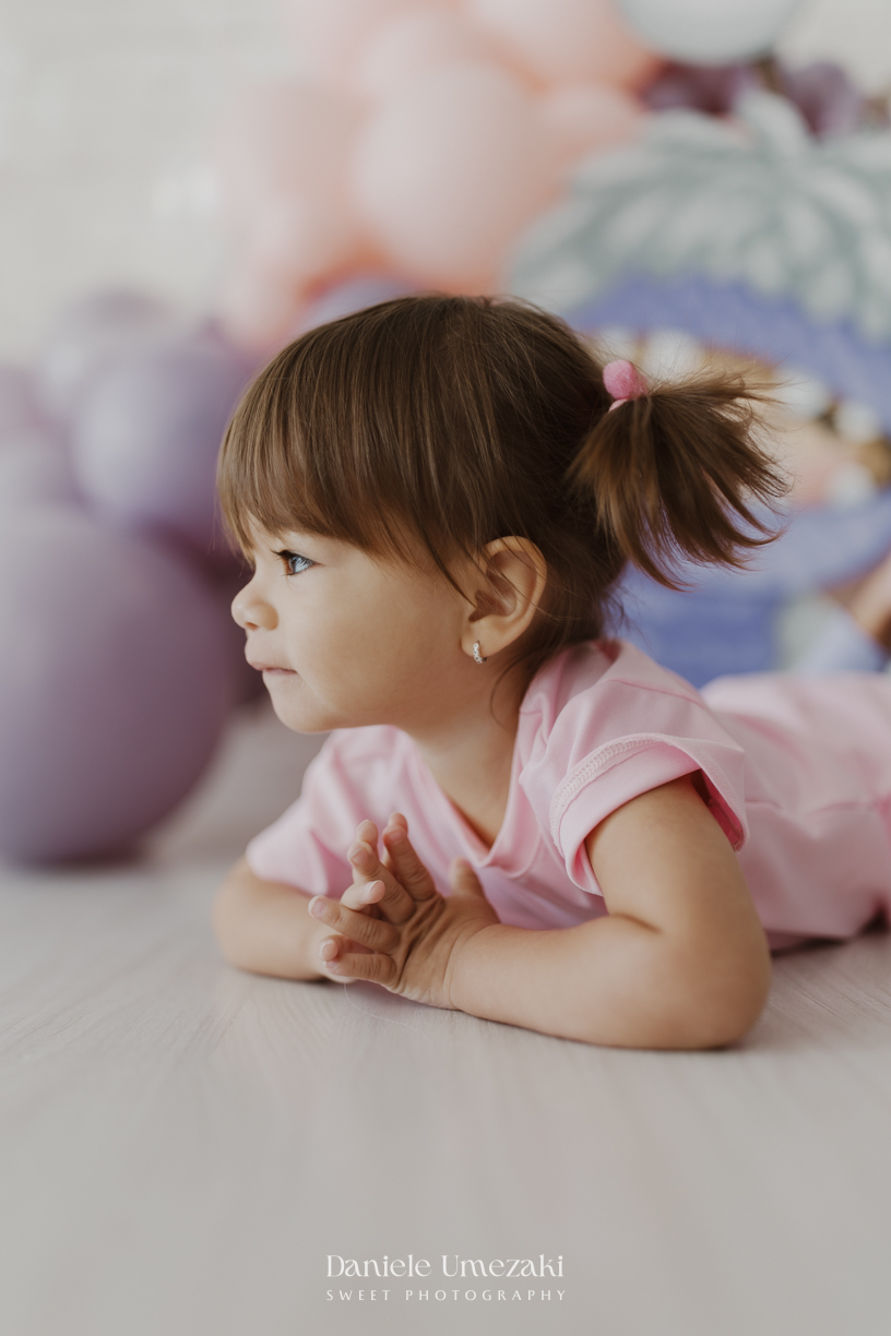 Ensaio infantil da Ayla comemorando 2 anos em estúdio em Mogi das Cruzes, com cenário inspirado na Boo de Monstros S.A. Fotografias leves, divertidas e cheias de personalidade por Dani Umezaki.