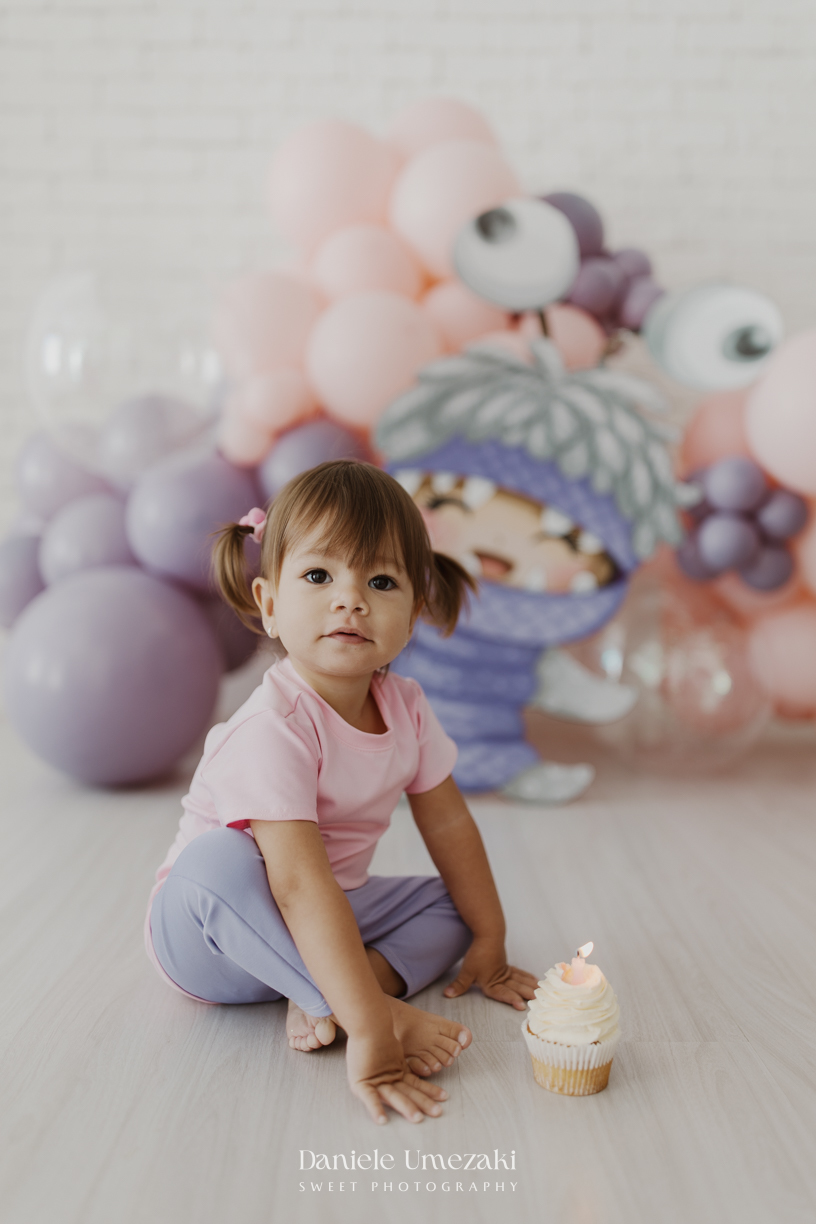 Ensaio infantil da Ayla comemorando 2 anos em estúdio em Mogi das Cruzes, com cenário inspirado na Boo de Monstros S.A. Fotografias leves, divertidas e cheias de personalidade por Dani Umezaki.