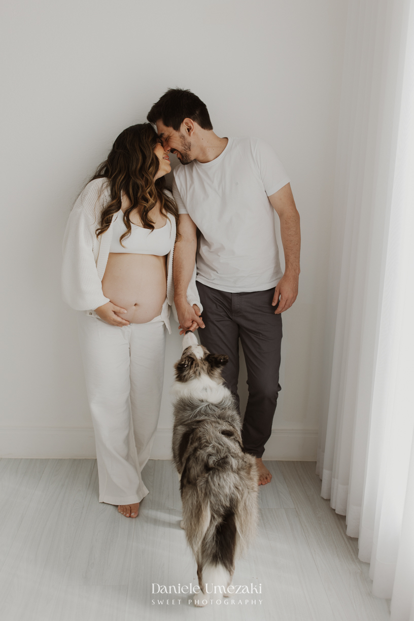 Ensaio gestante em estúdio em Mogi das Cruzes de Naomy e Anderson à espera da Ayla, com a participação da cachorrinha Border Collie da família, registrado por Dani Umezaki