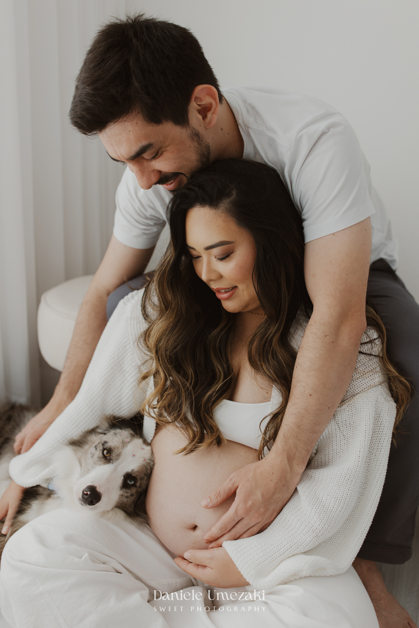Ensaio gestante em estúdio em Mogi das Cruzes de Naomy e Anderson à espera da Ayla, com a participação da cachorrinha Border Collie da família, registrado por Dani Umezaki