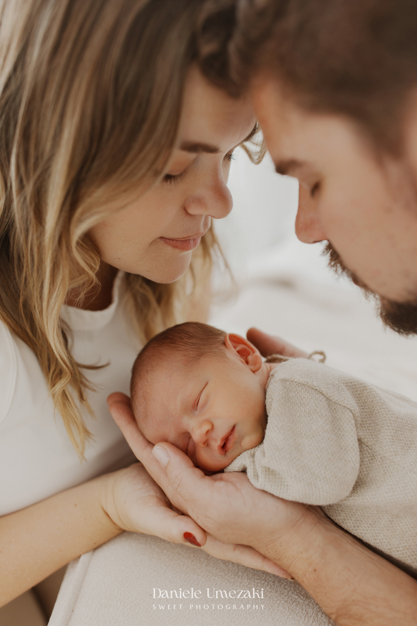 Ensaio newborn natural em Mogi das Cruzes. Os primeiros dias do Gabriel foram registrados em um ambiente acolhedor, ao lado dos pais e irmãos, em um ensaio leve, atemporal e cheio de amor por Dani Umezaki