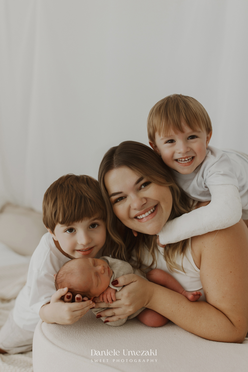 Ensaio newborn natural em Mogi das Cruzes. Os primeiros dias do Gabriel foram registrados em um ambiente acolhedor, ao lado dos pais e irmãos, em um ensaio leve, atemporal e cheio de amor por Dani Umezaki