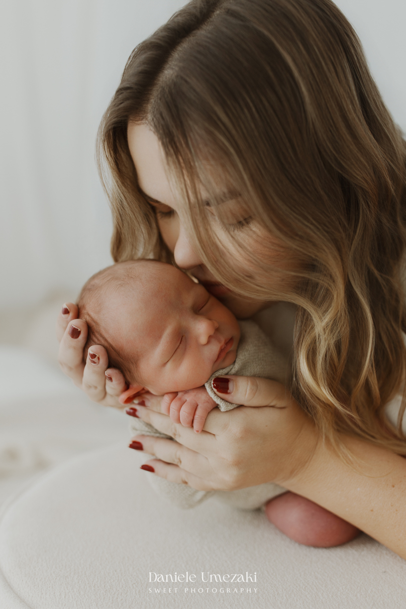 Ensaio newborn natural em Mogi das Cruzes. Os primeiros dias do Gabriel foram registrados em um ambiente acolhedor, ao lado dos pais e irmãos, em um ensaio leve, atemporal e cheio de amor por Dani Umezaki