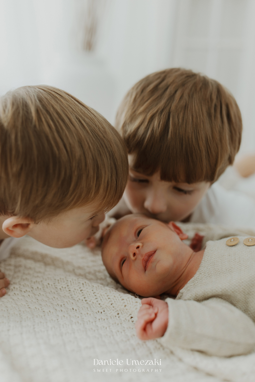 Ensaio newborn natural em Mogi das Cruzes. Os primeiros dias do Gabriel foram registrados em um ambiente acolhedor, ao lado dos pais e irmãos, em um ensaio leve, atemporal e cheio de amor por Dani Umezaki