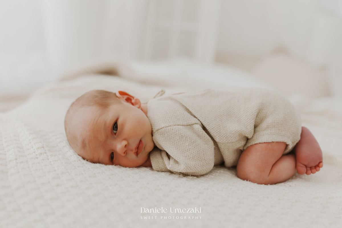 Ensaio newborn natural em Mogi das Cruzes. Os primeiros dias do Gabriel foram registrados em um ambiente acolhedor, ao lado dos pais e irmãos, em um ensaio leve, atemporal e cheio de amor por Dani Umezaki