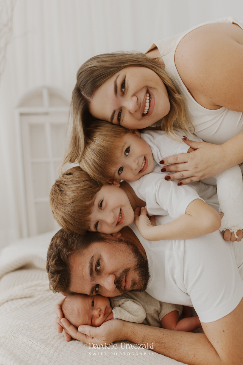 Ensaio newborn natural em Mogi das Cruzes. Os primeiros dias do Gabriel foram registrados em um ambiente acolhedor, ao lado dos pais e irmãos, em um ensaio leve, atemporal e cheio de amor por Dani Umezaki