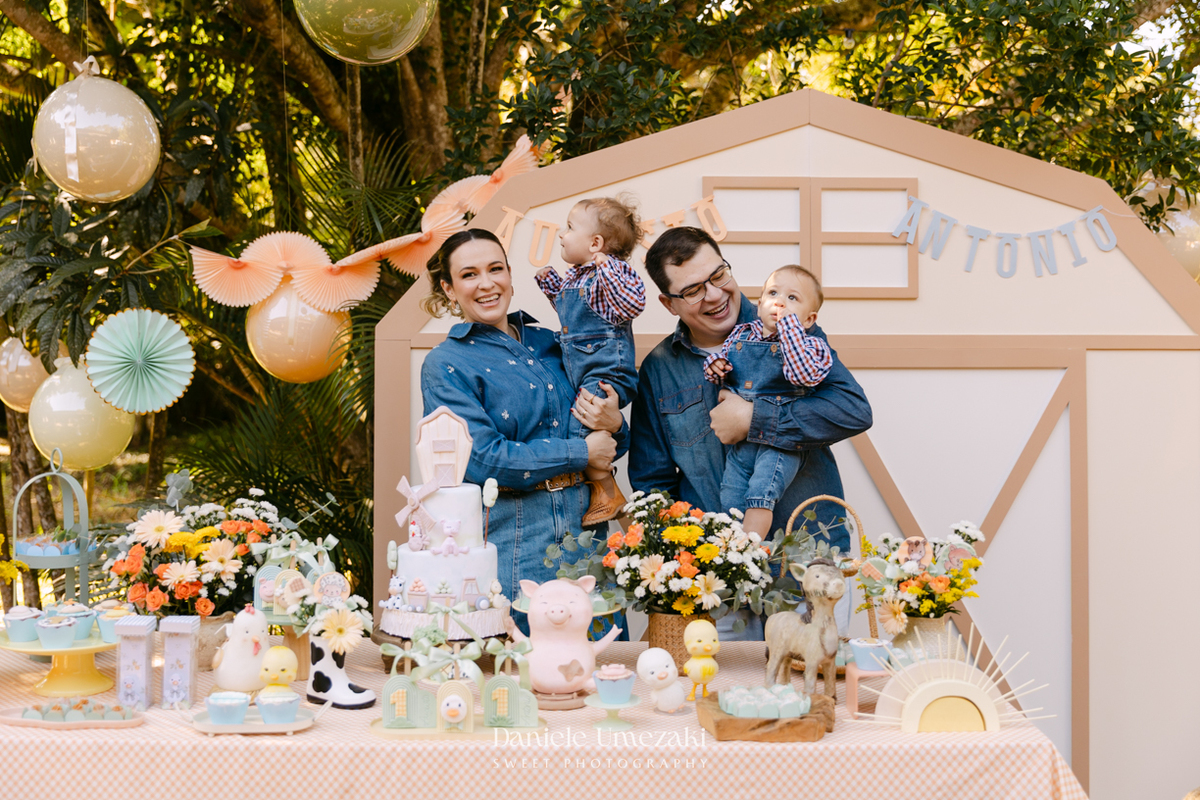Fotografia e vídeo do aniversário de 1 ano dos gêmeos Antônio e Augusto no Espaço Recanto Sapeka, em Mogi das Cruzes, com decoração da Cerejeira Decora e registros realizados por Dani Umezaki