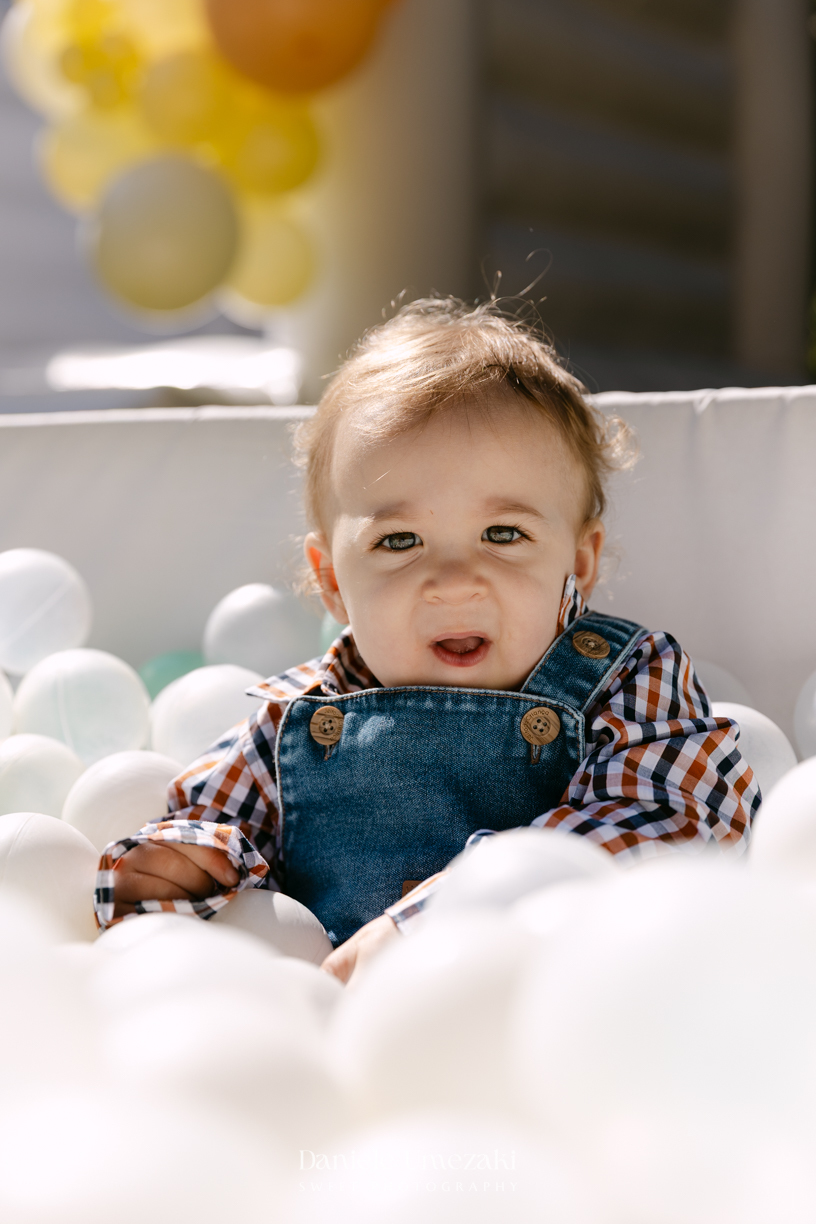 Fotografia e vídeo do aniversário de 1 ano dos gêmeos Antônio e Augusto no Espaço Recanto Sapeka, em Mogi das Cruzes, com decoração da Cerejeira Decora e registros realizados por Dani Umezaki