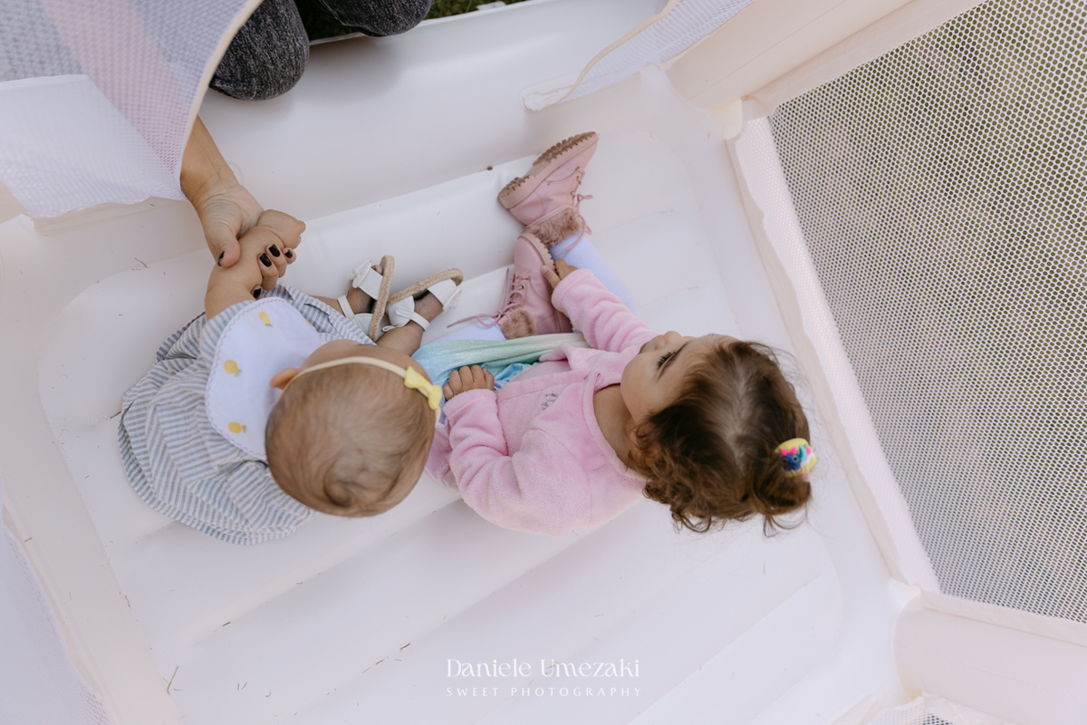 Fotografia e vídeo do aniversário de 1 ano dos gêmeos Antônio e Augusto no Espaço Recanto Sapeka, em Mogi das Cruzes, com decoração da Cerejeira Decora e registros realizados por Dani Umezaki