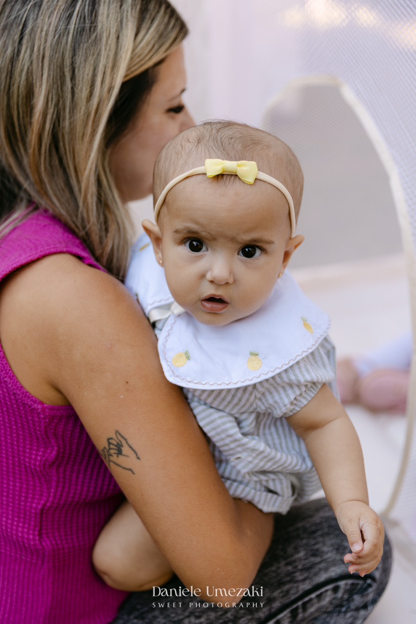 Fotografia e vídeo do aniversário de 1 ano dos gêmeos Antônio e Augusto no Espaço Recanto Sapeka, em Mogi das Cruzes, com decoração da Cerejeira Decora e registros realizados por Dani Umezaki