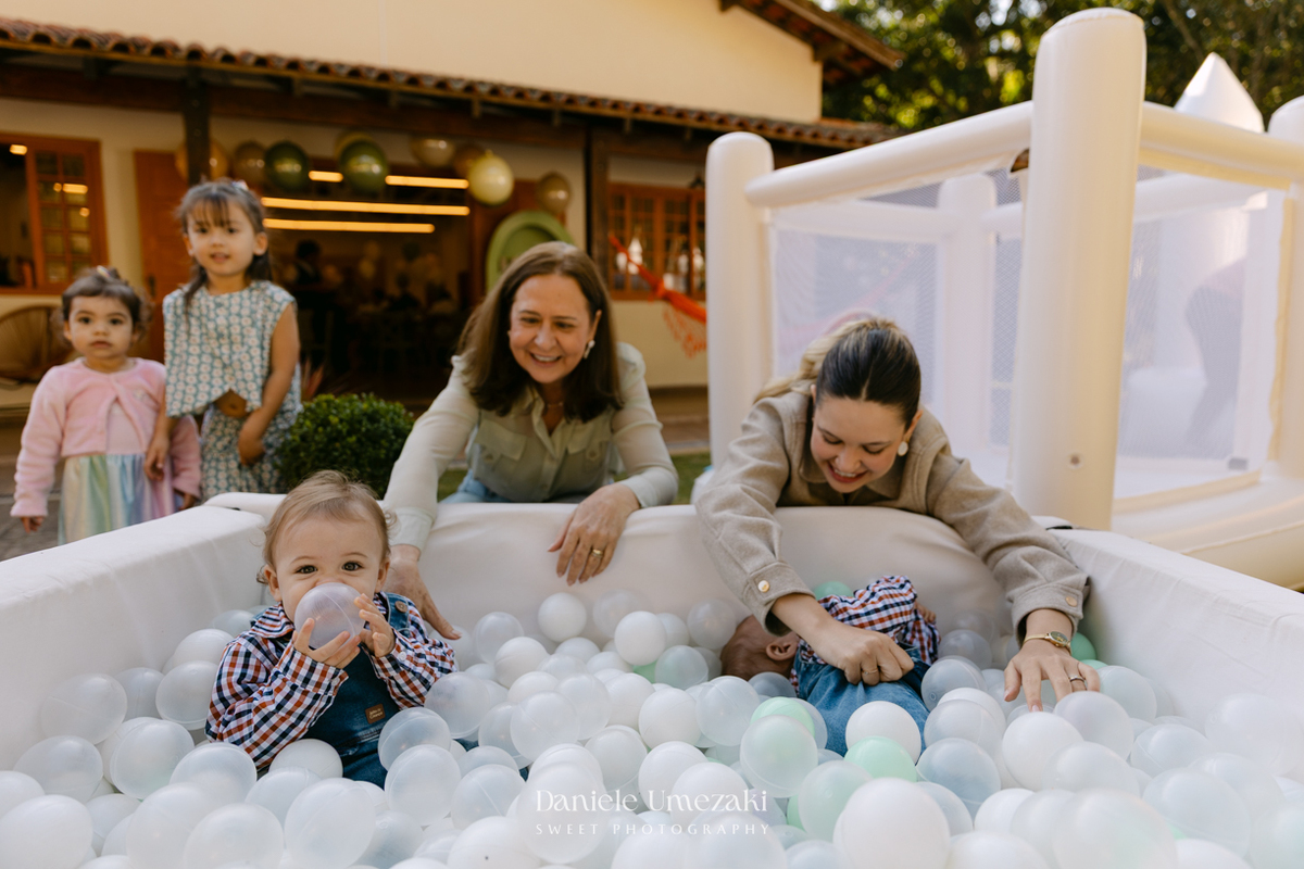 Fotografia e vídeo do aniversário de 1 ano dos gêmeos Antônio e Augusto no Espaço Recanto Sapeka, em Mogi das Cruzes, com decoração da Cerejeira Decora e registros realizados por Dani Umezaki