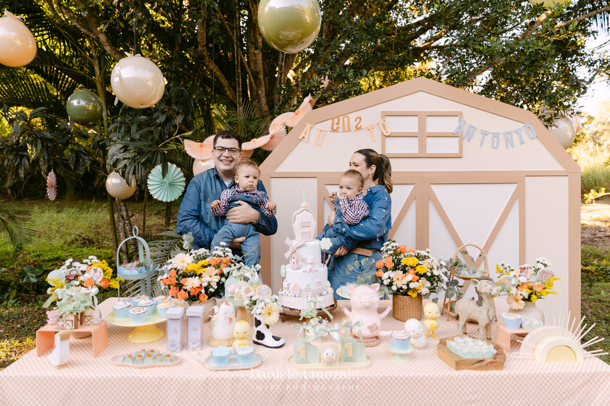 Fotografia e vídeo do aniversário de 1 ano dos gêmeos Antônio e Augusto no Espaço Recanto Sapeka, em Mogi das Cruzes, com decoração da Cerejeira Decora e registros realizados por Dani Umezaki