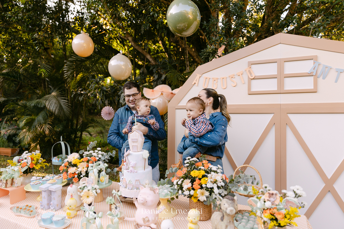 Fotografia e vídeo do aniversário de 1 ano dos gêmeos Antônio e Augusto no Espaço Recanto Sapeka, em Mogi das Cruzes, com decoração da Cerejeira Decora e registros realizados por Dani Umezaki