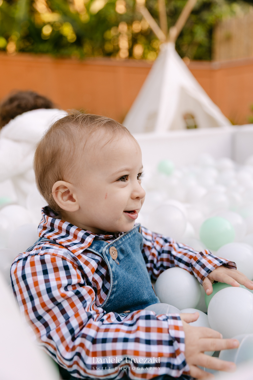 Fotografia e vídeo do aniversário de 1 ano dos gêmeos Antônio e Augusto no Espaço Recanto Sapeka, em Mogi das Cruzes, com decoração da Cerejeira Decora e registros realizados por Dani Umezaki